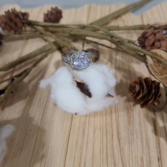 🎉🎉NEW🎉🎉LUXURIOUS!! Round CZ Ring in SILVER Plating - Picture 6 of 16